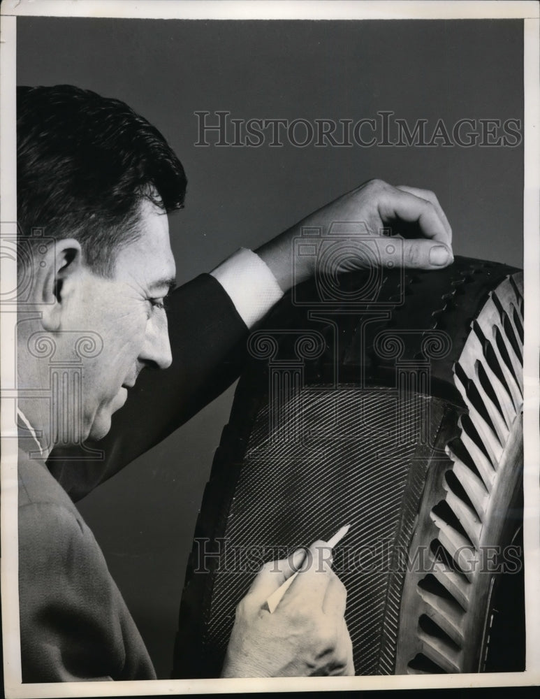 Load image into Gallery viewer, 1955 Press Photo Dr HS Howe at US Rubber Co engineering of tires
