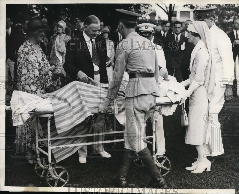 1930 Press Photo Pres & Mrs Herbert Hoover & soldiers at a hospital in DC