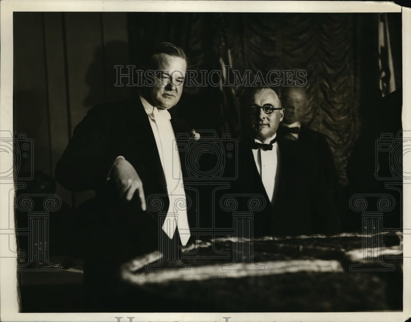Load image into Gallery viewer, 1927 Press Photo Sec of Commerce Herbert Hoover &amp; a 700 lb pie in Calif
