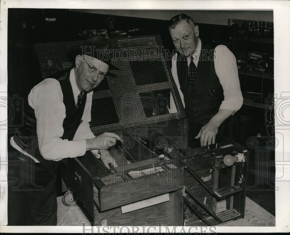 1943 Press Photo Rochester NY Coenelius Stanton, William Vinceny & mousetrap
