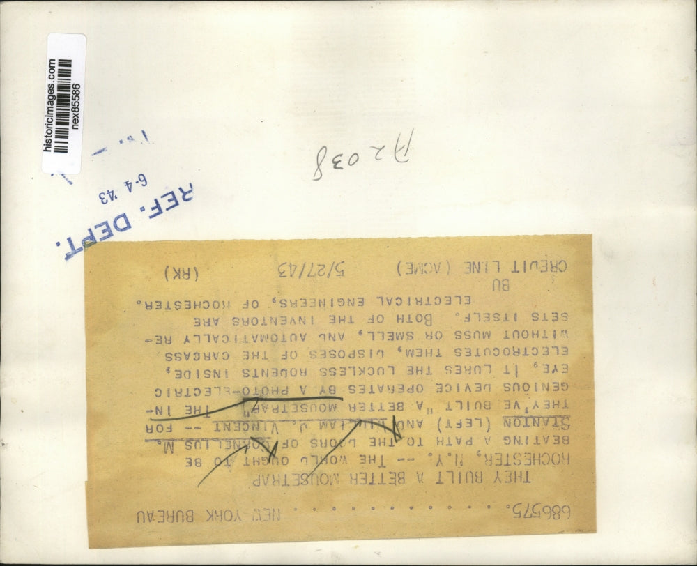 1943 Press Photo Rochester NY Coenelius Stanton, William Vinceny & mousetrap