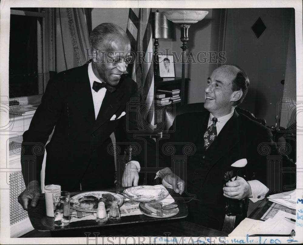 1952 Press Photo Butler Robert Jones serves Gov Adlai Stevenson of Ill