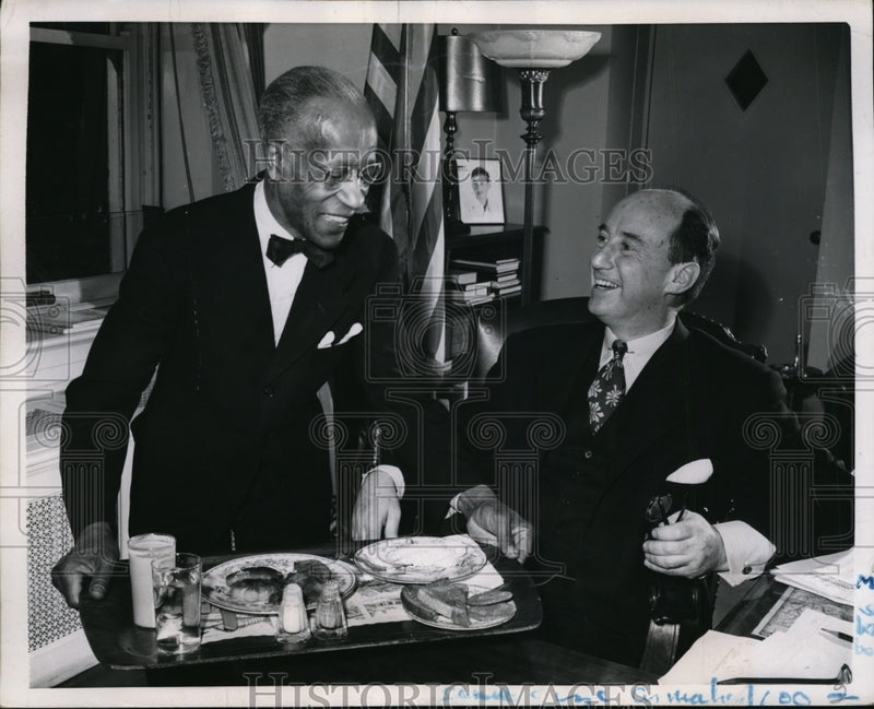 Load image into Gallery viewer, 1952 Press Photo Butler Robert Jones serves Gov Adlai Stevenson of Ill
