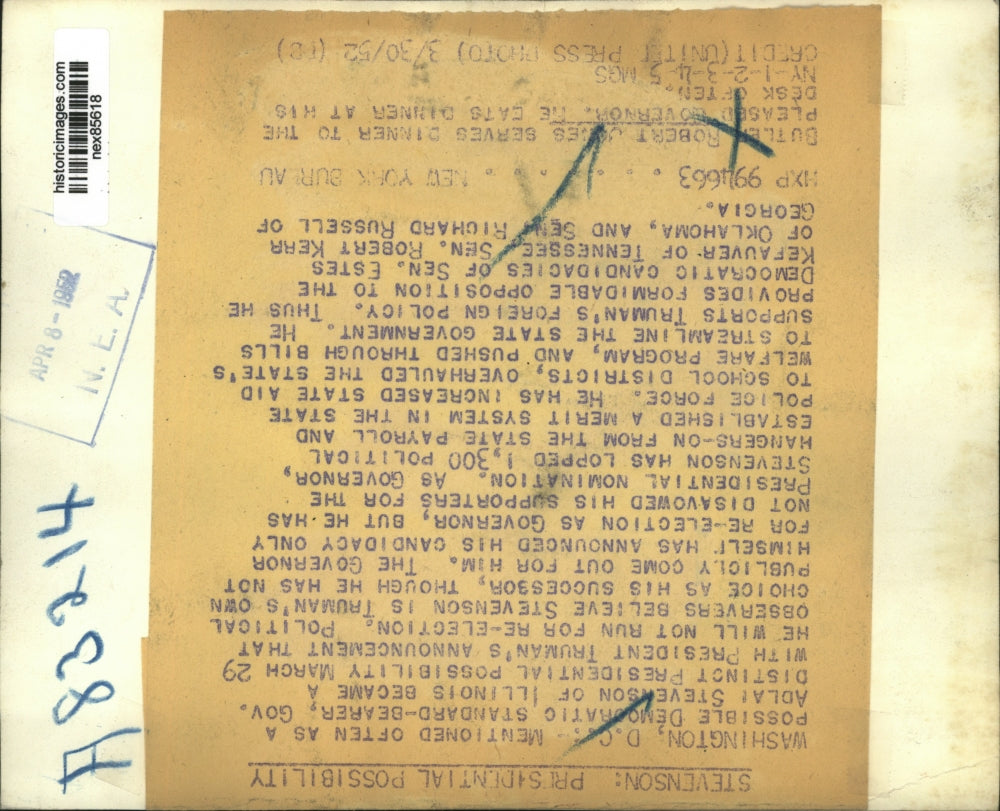 1952 Press Photo Butler Robert Jones serves Gov Adlai Stevenson of Ill