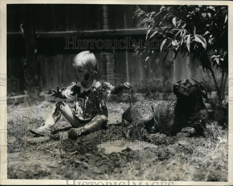 Load image into Gallery viewer, 1936 Press Photo Carolyn Strive of La Calif &amp; her dog Pancho in mud - nex85775
