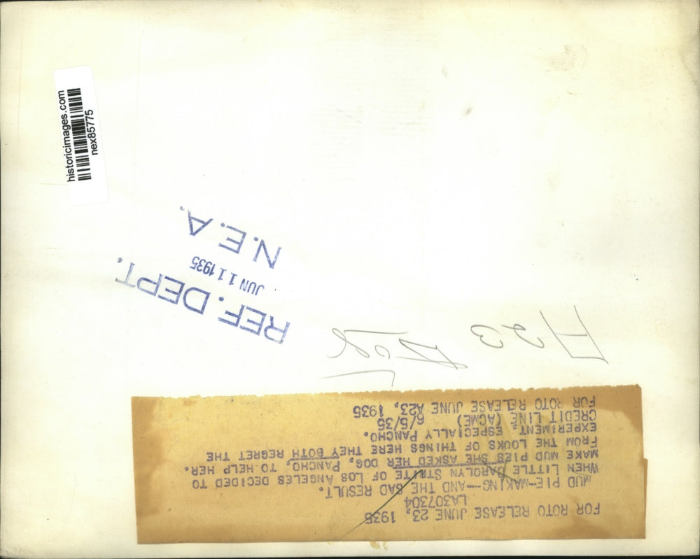 1936 Press Photo Carolyn Strive of La Calif & her dog Pancho in mud - nex85775