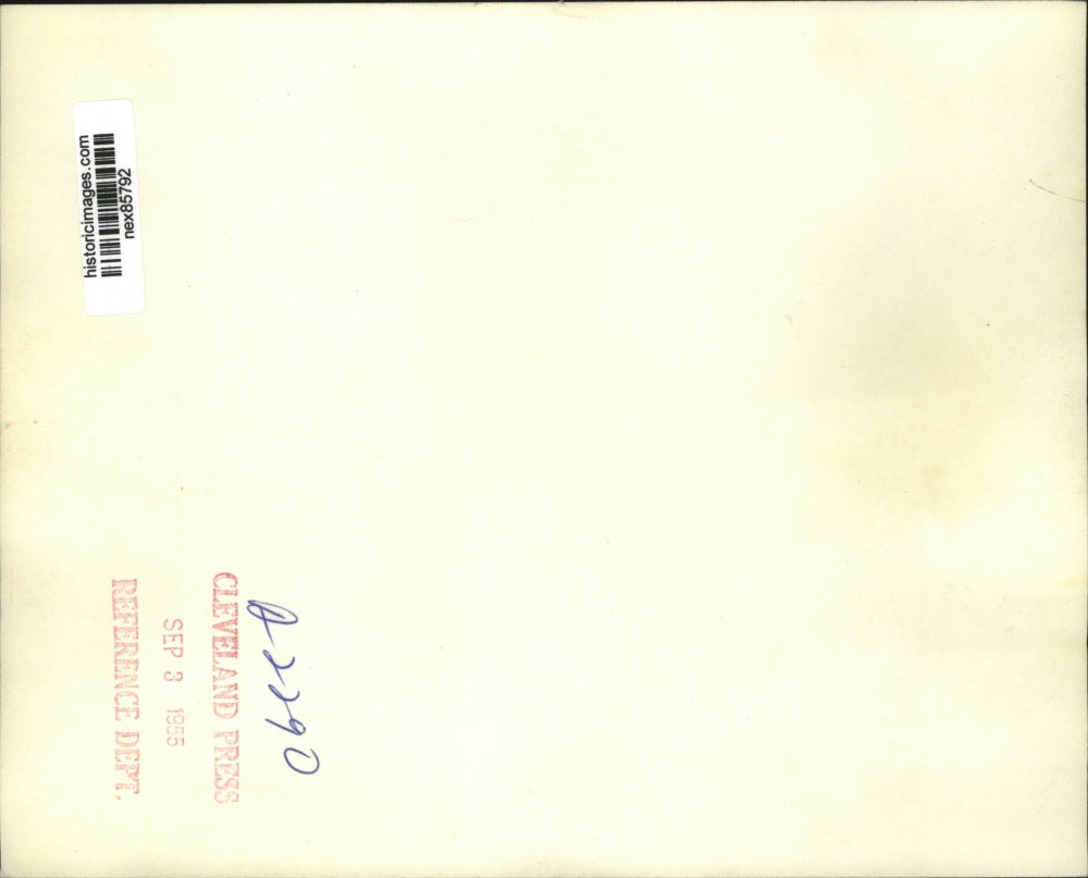 1955 Press Photo San Diego Calif Frances Freebury relaxes at beach in heatwave