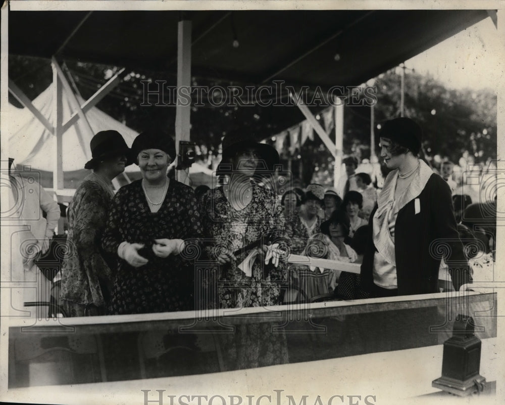 1930 Press Photo 1st Lady Mrs Herbert Hoover & other women at a function