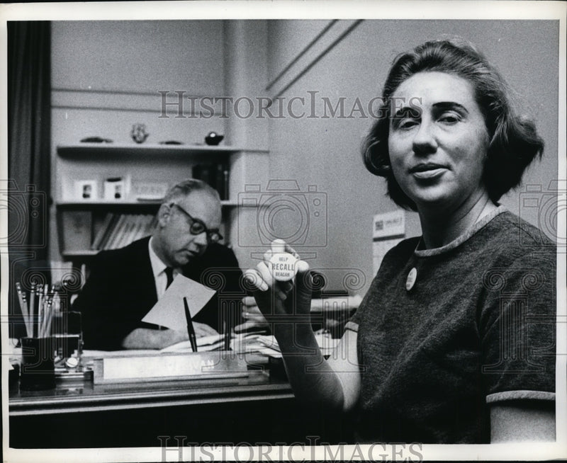 Load image into Gallery viewer, 1968 Press Photo Sacramento Calif Nancy Parr or Recall Regan Inc
