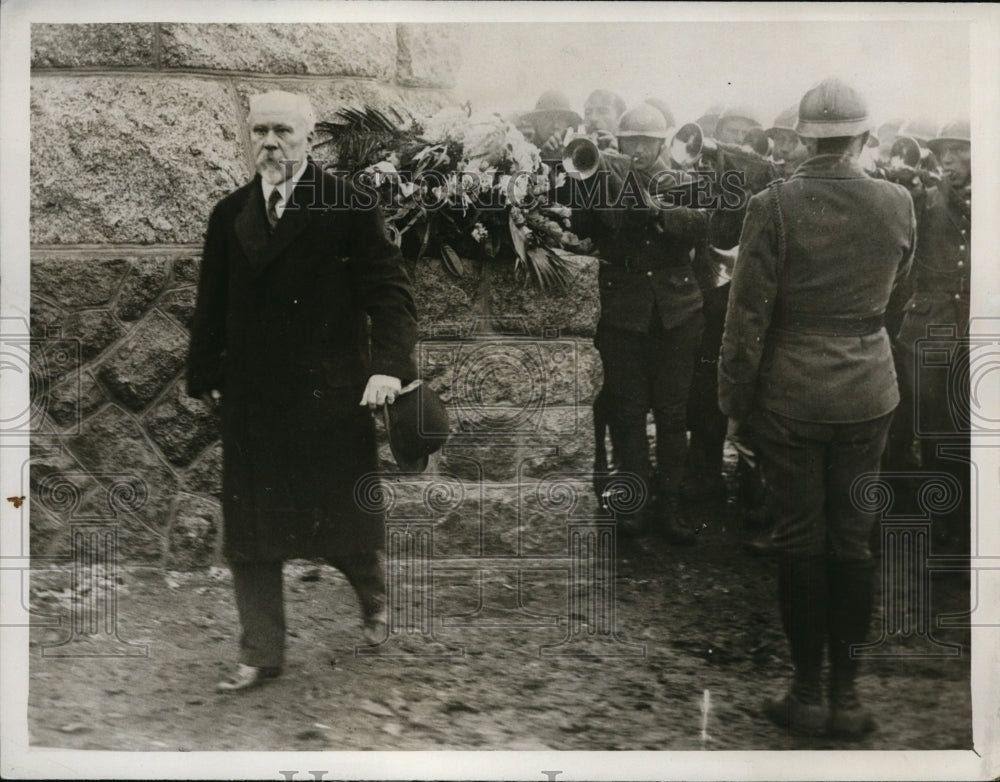 1930 Press Photo French Premier Mr Poinears at Chausser Alpins memorial