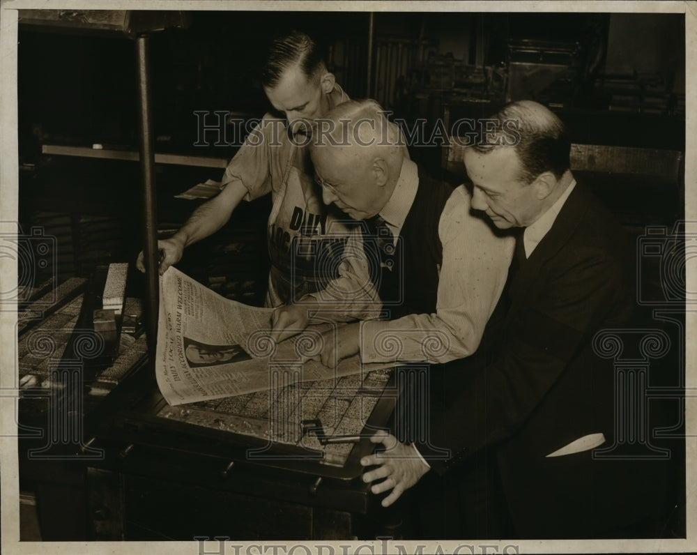 1938 Press Photo Frank Simmler composing room foreman & Mark Sullican,