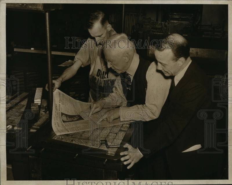 Load image into Gallery viewer, 1938 Press Photo Frank Simmler composing room foreman &amp; Mark Sullican,

