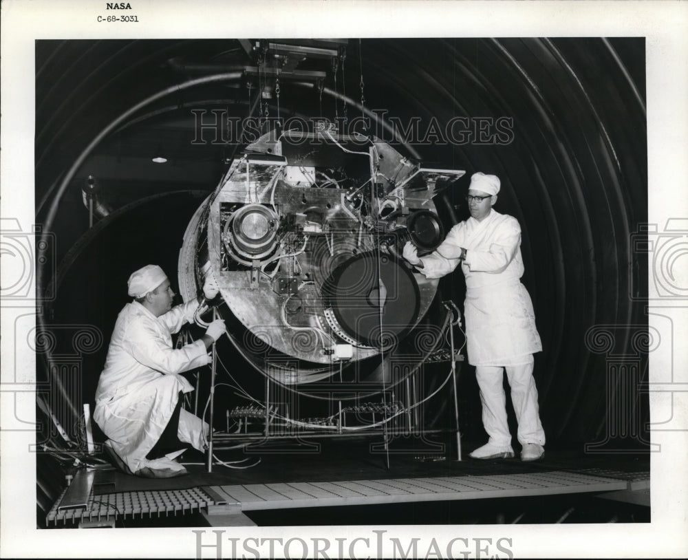 1970 Press Photo Cleveland Ohio SERT II spacecraft test in vacuum chamber