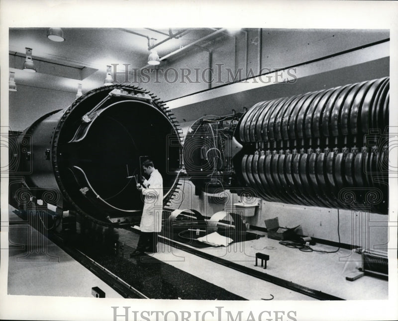 Load image into Gallery viewer, 1968 Press Photo A tech at University of Montreal Nuclear research labs
