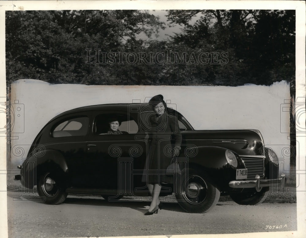 1938 Press Photo A new Mercury 8 auto on display