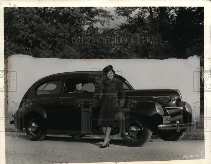 Load image into Gallery viewer, 1938 Press Photo A new Mercury 8 auto on display

