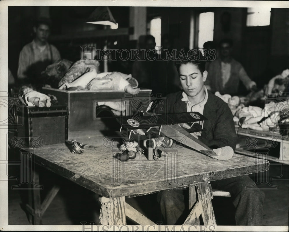 1931 Press Photo Chicago Bridewell prisoners renovate toys for poor kids