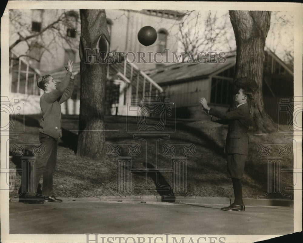 1924 Press Photo Governor of NY Alfred Smith's Sons Walter & Arthur Playing