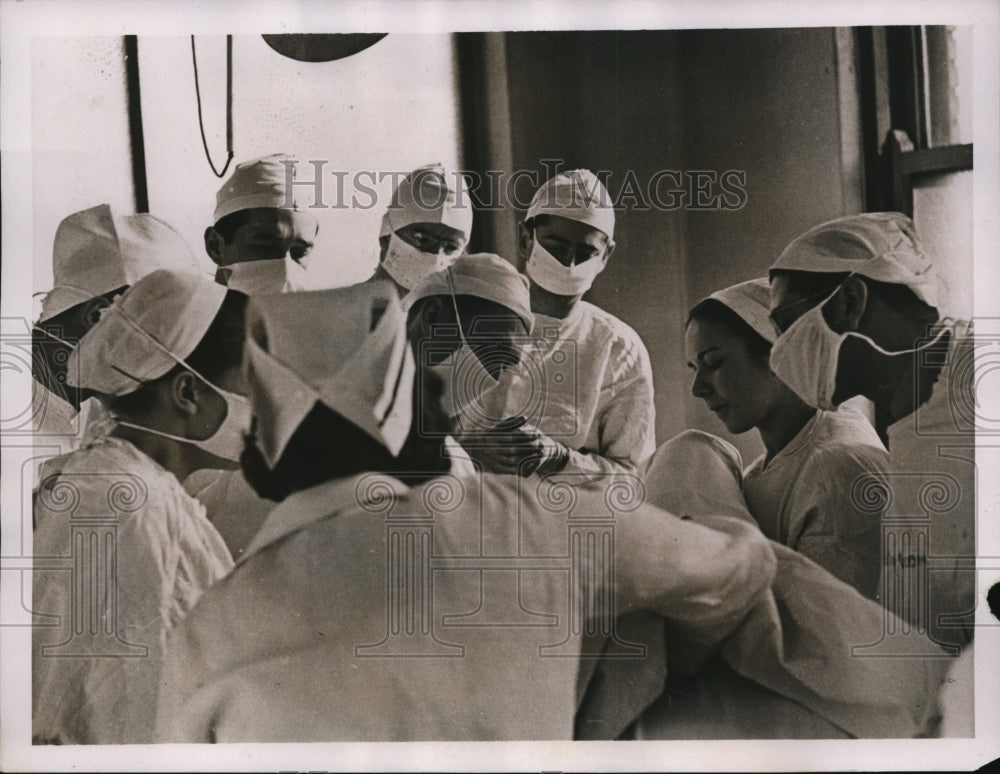 1938 Press Photo Doctors & Nurses in White Deliver Baby