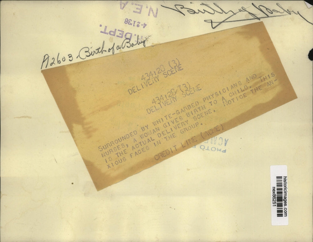 1938 Press Photo Doctors & Nurses in White Deliver Baby