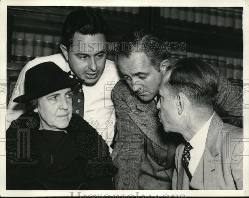 Load image into Gallery viewer, 1938 Press Photo Owen Emery &amp; Mrs J E McBride Mother of Murdered Evelyn Wright
