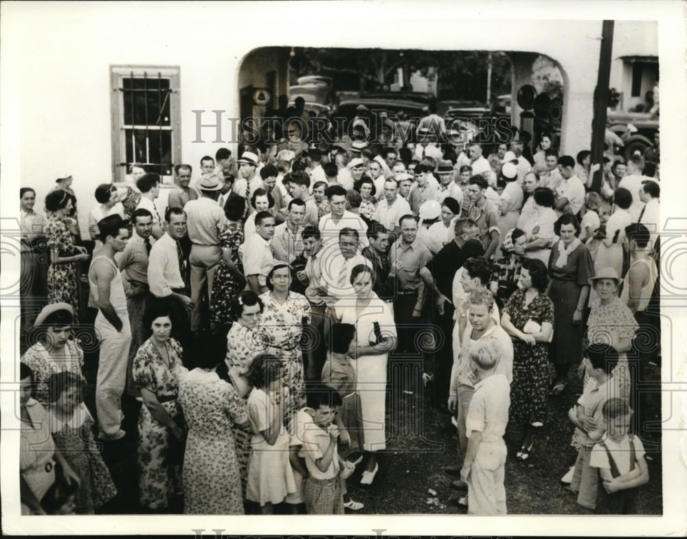 1938 Press Photo Neighbors Wait for Return of Kidnapped Boy After Ransom Paid