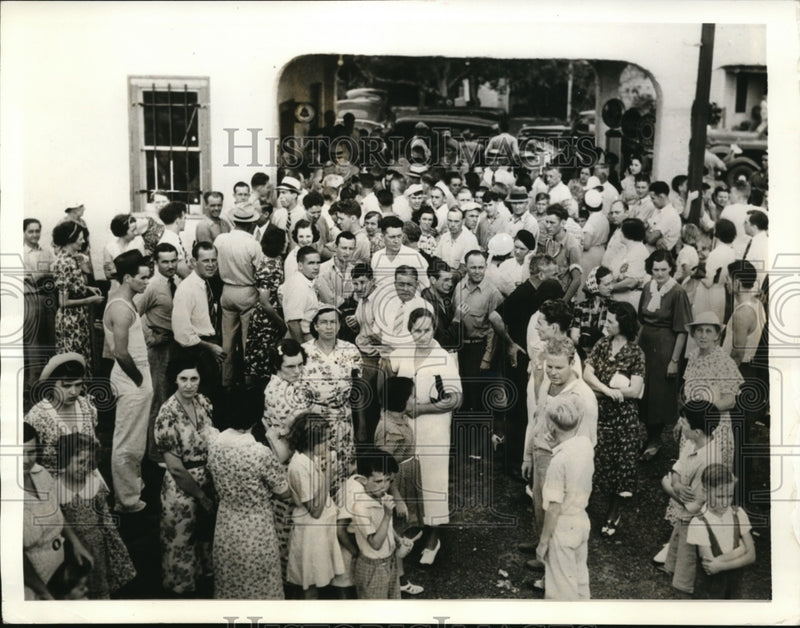 Load image into Gallery viewer, 1938 Press Photo Neighbors Wait for Return of Kidnapped Boy After Ransom Paid
