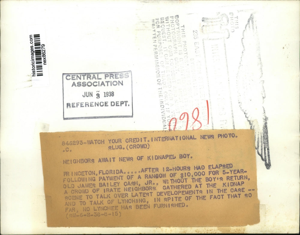 1938 Press Photo Neighbors Wait for Return of Kidnapped Boy After Ransom Paid