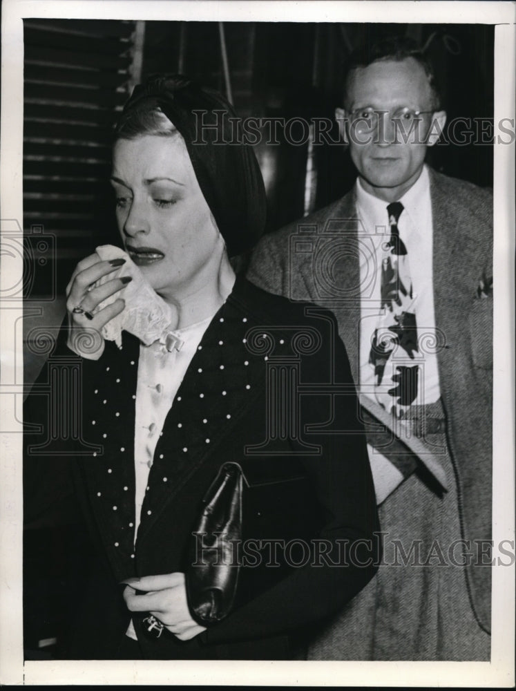1943 Press Photo Mrs June West Accused of Kidnapping Daughter & Police Detective