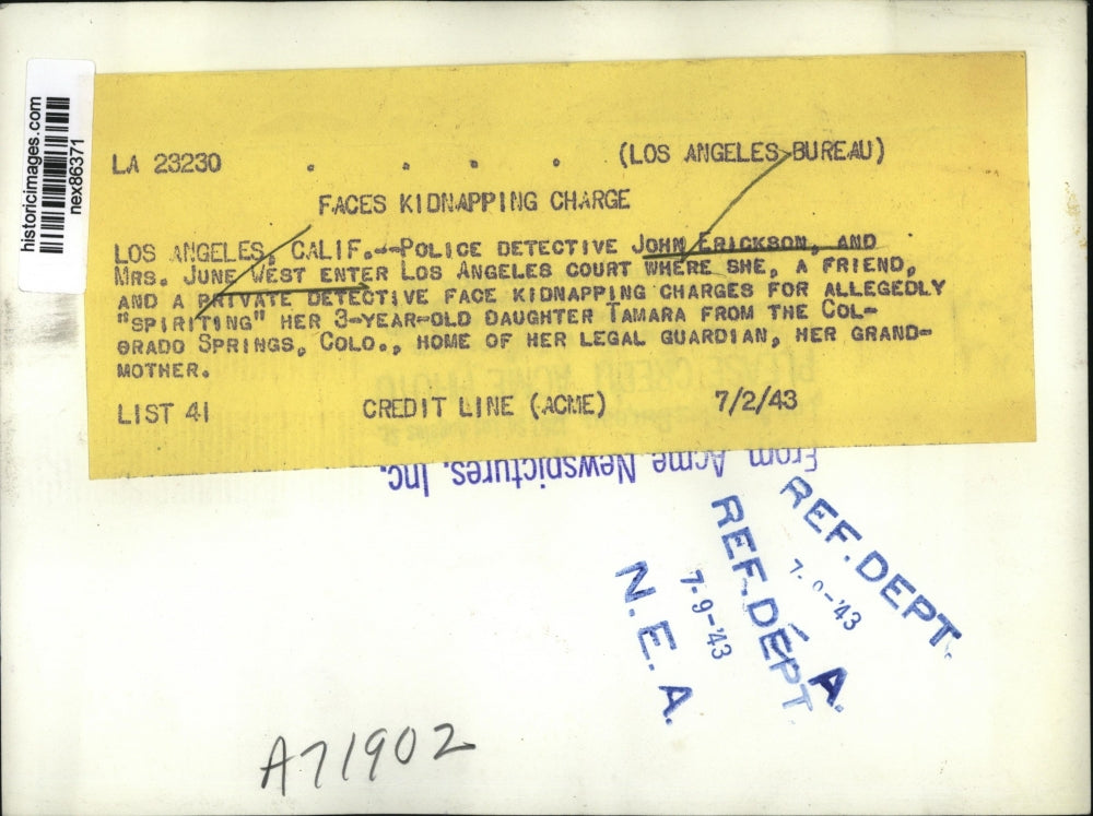 1943 Press Photo Mrs June West Accused of Kidnapping Daughter & Police Detective