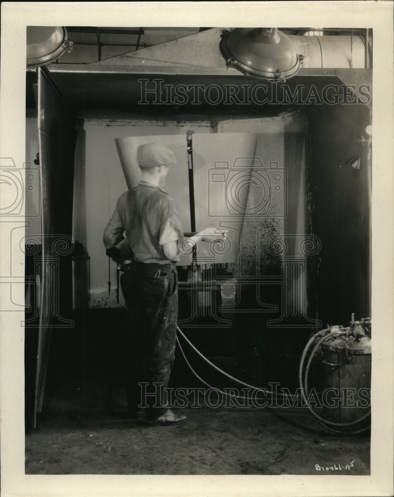 1927 Press Photo Spraying Paint on Body Part of Automobile