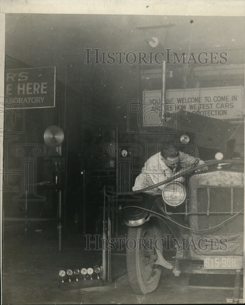 1925 Press Photo Testing Gas Escaping Through Piston Rings Auto Manufacturing