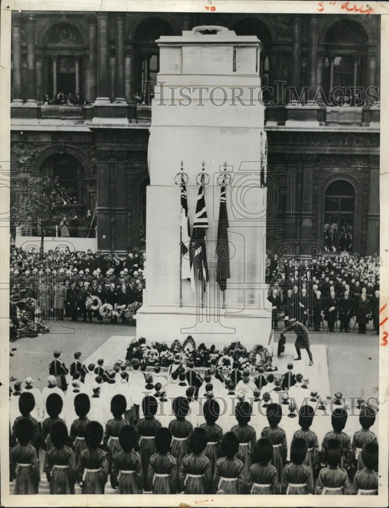 1932 Press Photo King George Places Wreath on Cenotaph at Armistice Ceremony