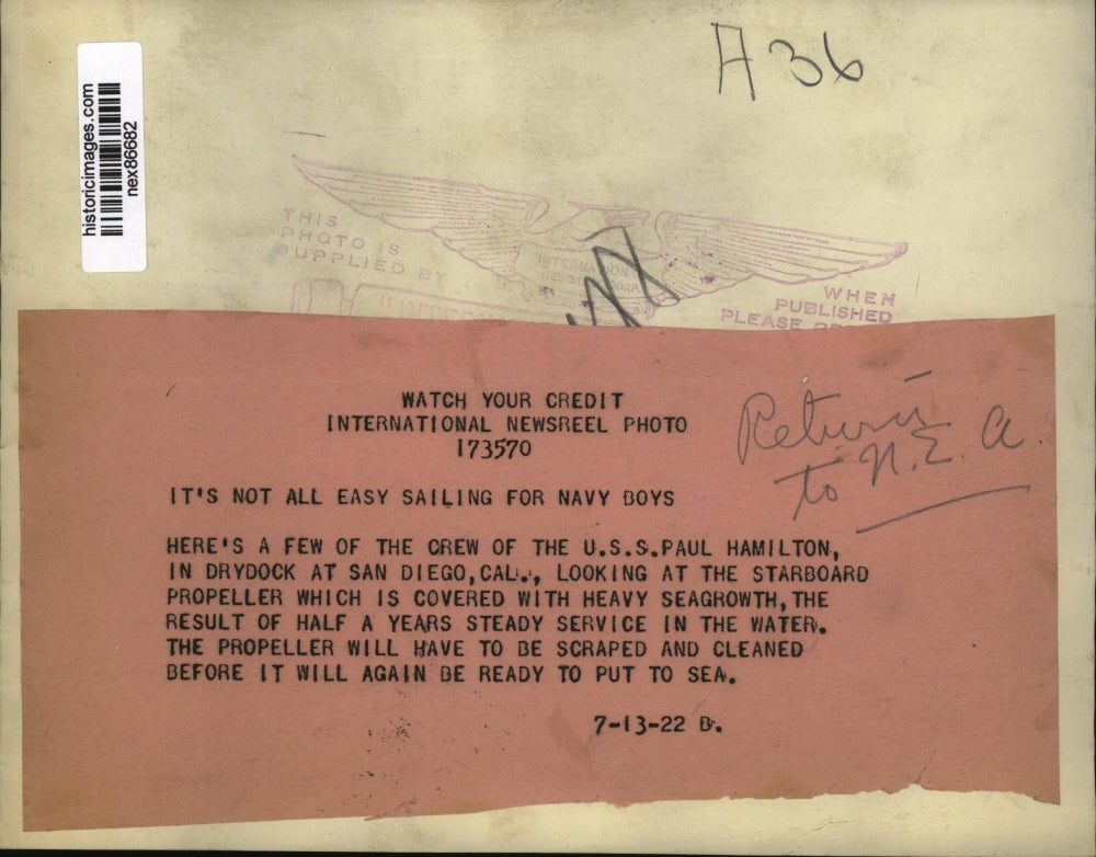 1922 Press Photo Few of Crew of USS Paul Hamilton in Drydock Looking at Propelle