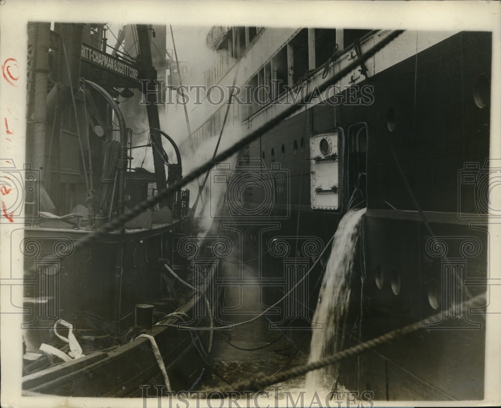 1928 Press Photo Special Dredges Assembled for Floating Liner Veendam