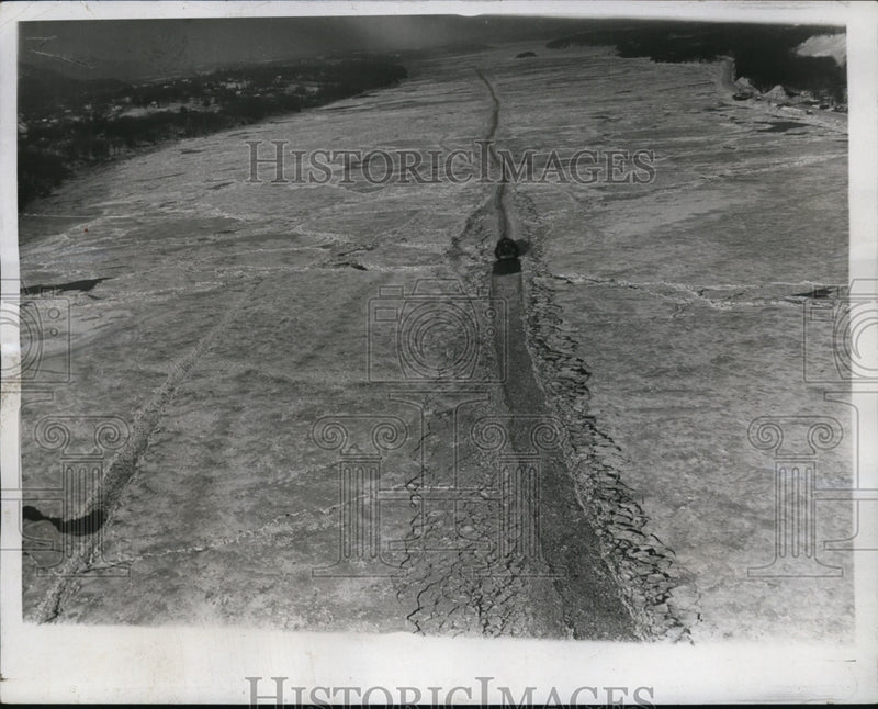 Load image into Gallery viewer, 1933 Press Photo Aerial View of Marshall B Hill Freighter in Icy Hudson River
