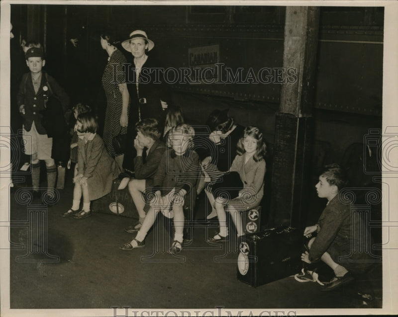 Load image into Gallery viewer, 1940 Press Photo Students of Oxford University England at Montreal Train Station
