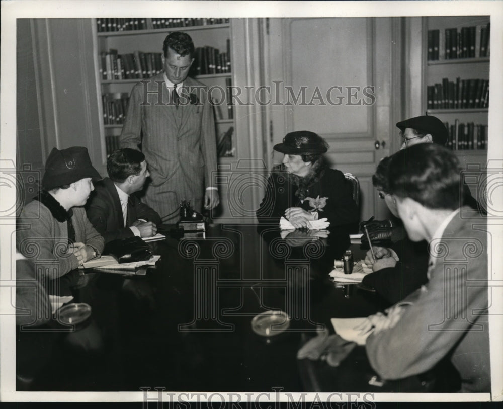 1938 Press Photo Secretary of Labor Frances Perkins at Paris News Conference