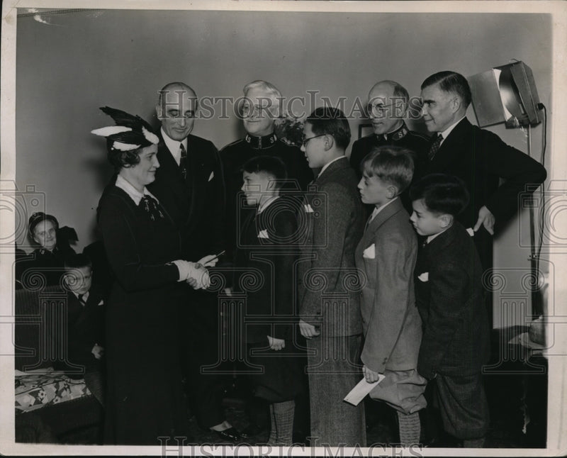 Load image into Gallery viewer, 1936 Press Photo 6th Anniv of Canteen Run by Salvation Army Mrs Davies
