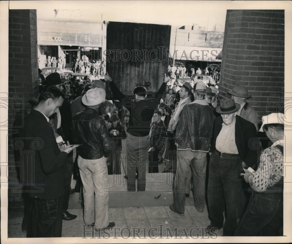 1949 Press Photo Eager Workers Signing Up 500 Factory Workers