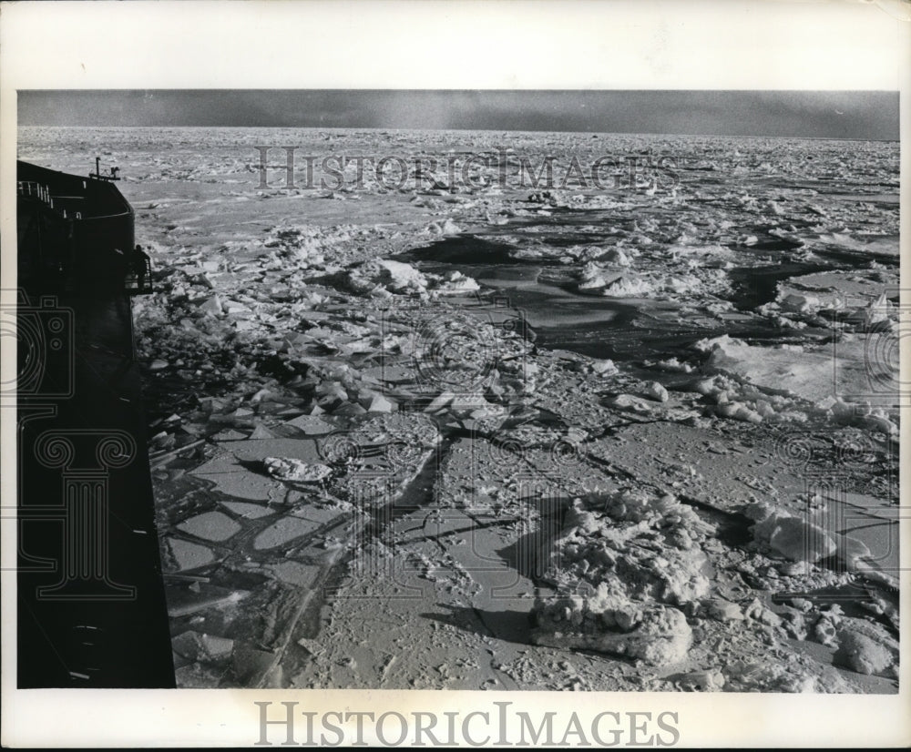 1969 Press Photo Crewmen of SS Manhattan Looking at Ice Pack of Beaufort Sea