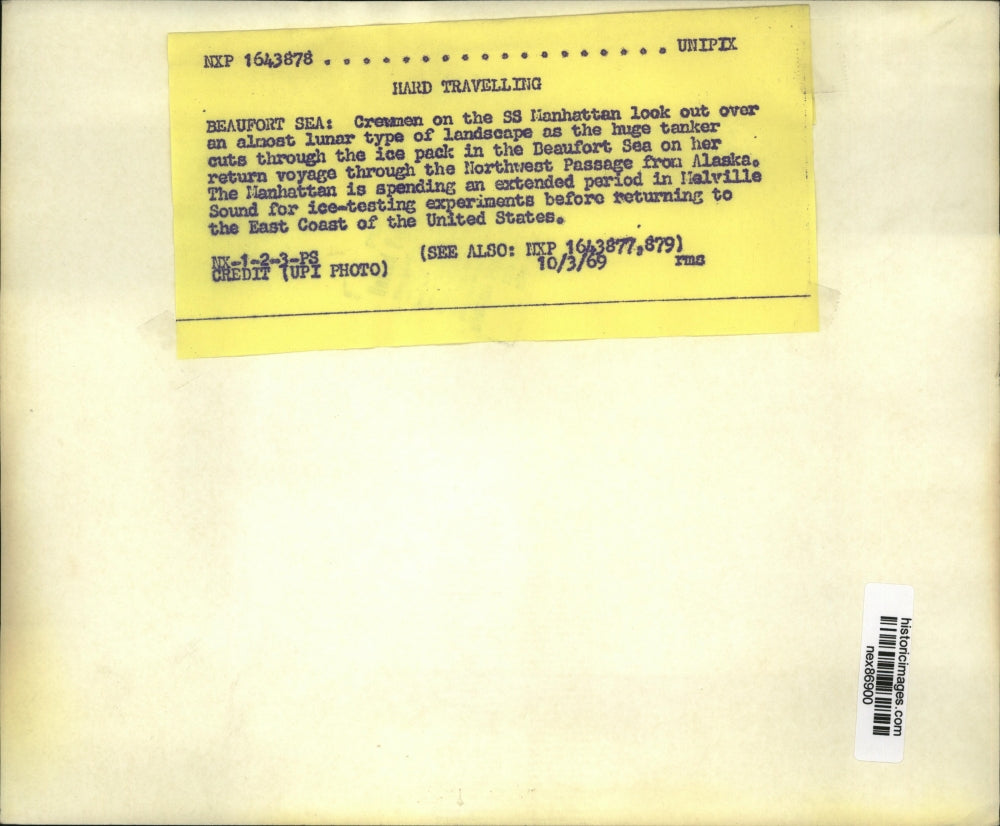 1969 Press Photo Crewmen of SS Manhattan Looking at Ice Pack of Beaufort Sea