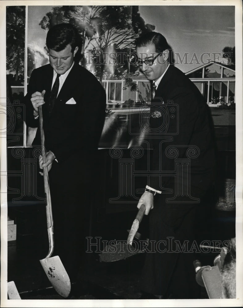 Load image into Gallery viewer, 1963 Press Photo Edward Kennedy Robert Weisman House of Good Taste Worlds Fair
