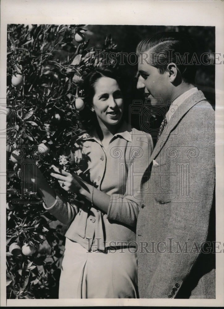 Load image into Gallery viewer, 1941 Press Photo Mr &amp; Mrs Joh R Drexel Picking Oranges on Honeymoon - nex87002
