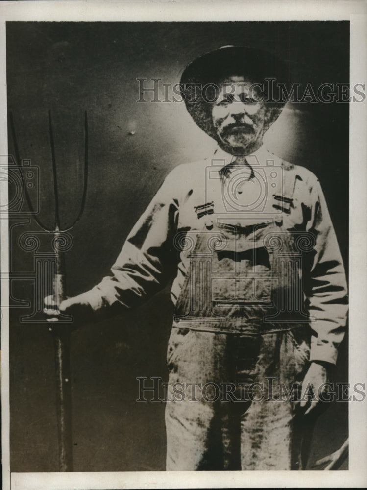 1932 Press Photo Iowa Farmer A J Livingston Writes to J Nance Garner Farm Relief