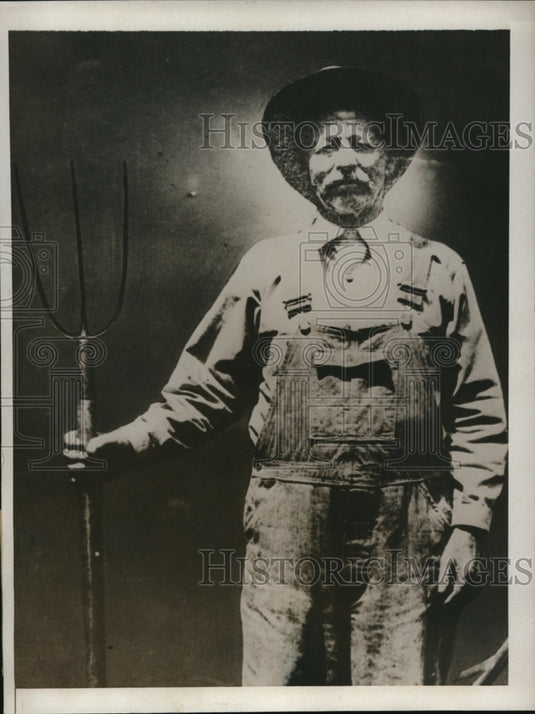 1932 Press Photo Iowa Farmer A J Livingston Writes to J Nance Garner Farm Relief