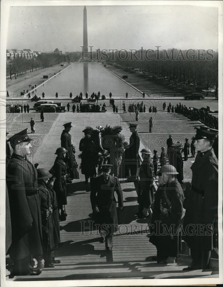 Load image into Gallery viewer, 1942 Press Photo Horace B Smith and President Roosevelt at Lincoln Memorial
