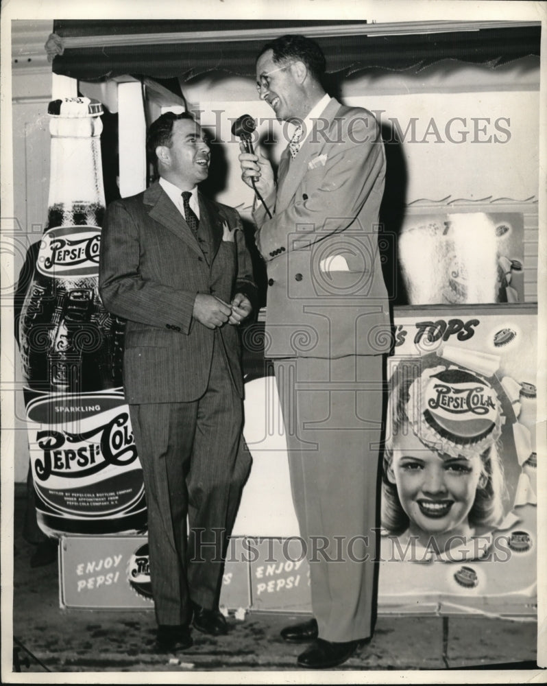 1945 Press Photo Secretary of Agriculture Clinton Anderson Winner Cotton Picking