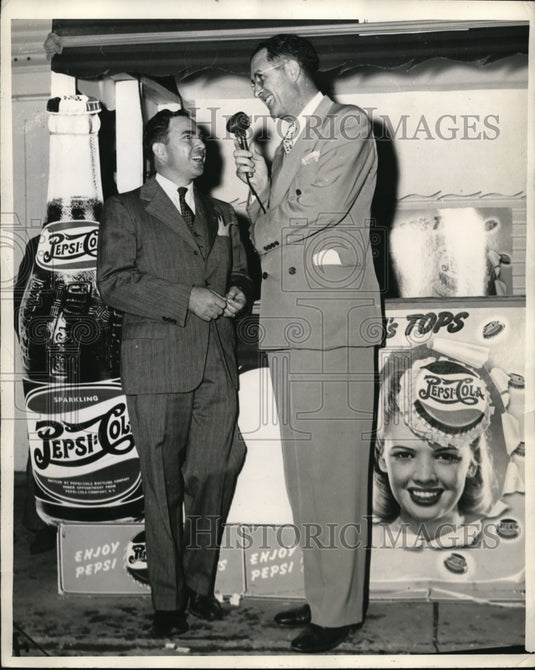1945 Press Photo Secretary of Agriculture Clinton Anderson Winner Cotton Picking