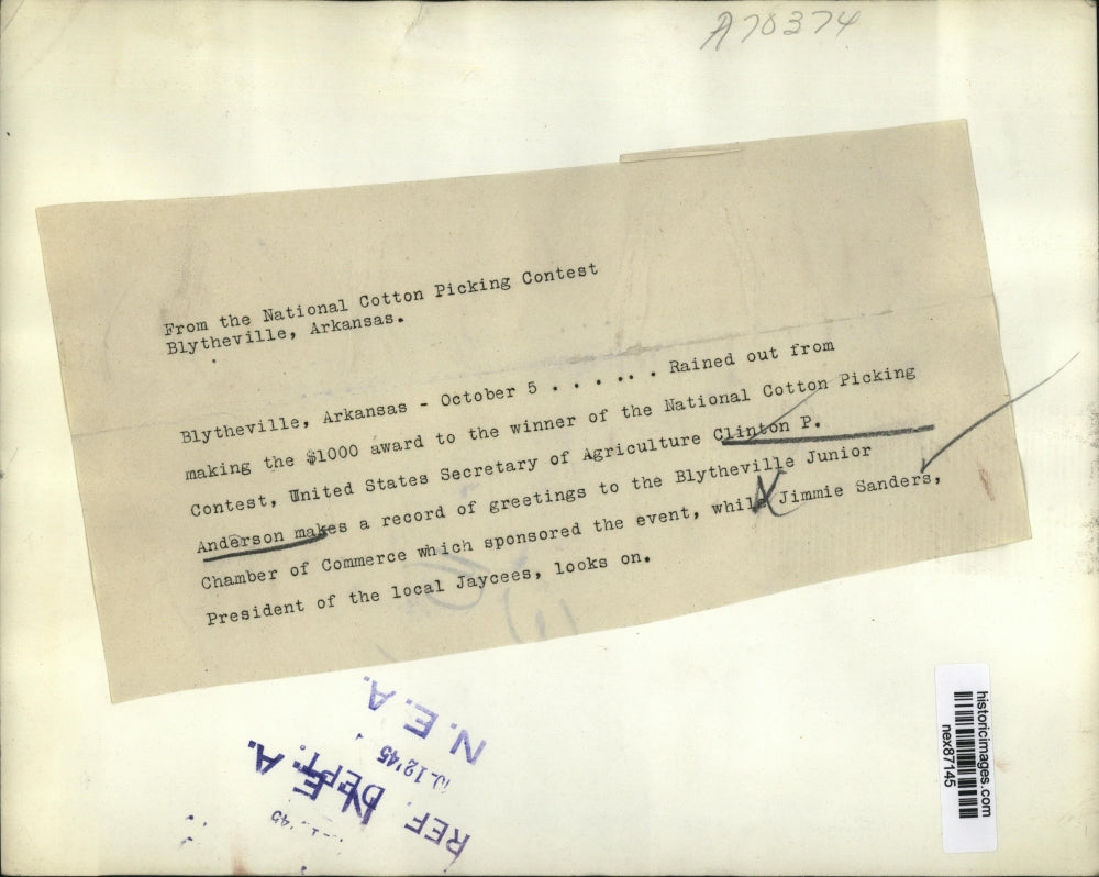 1945 Press Photo Secretary of Agriculture Clinton Anderson Winner Cotton Picking